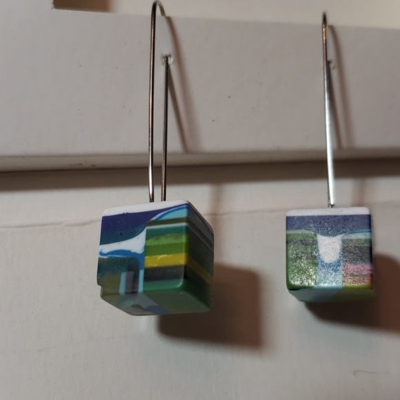Handmade resin dice earrings - Picture 4 of 6